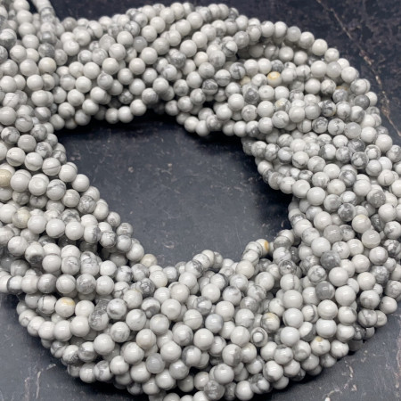 Каменные бусины, Говлит натуральный (т.н. Кахолонг), шарик гладкий, 4 мм, длина нити 38 см