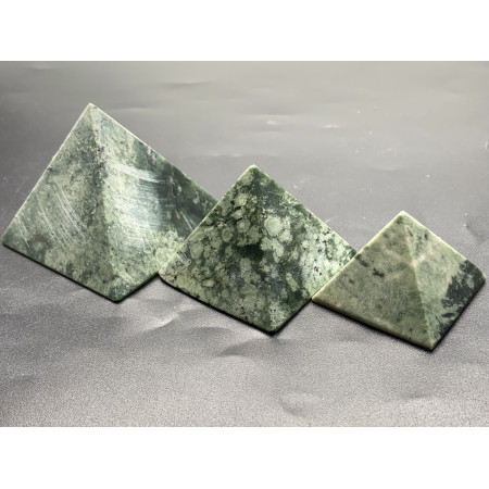 Сувенир-минерал, каменная пирамидка, Нефрит, высота 30 мм, ширина 40 мм, цена за шт