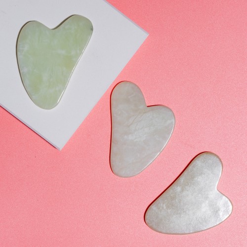 Скребок гуаша из нефрита малый в форме сердца, 85 x 55 x 5 мм