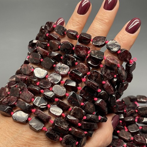 Каменные бусины, Гранат (фриформы), размер 14х11 мм, нить 39 см