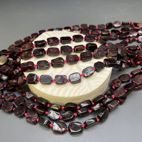 Каменные бусины, Гранат (фриформы), размер 14х11 мм, нить 39 см