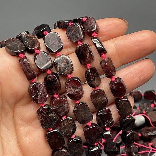 Каменные бусины, Гранат (фриформы), размер 14х11 мм, нить 39 см