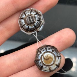 Бусина Дзи "603", агат, Инь-Янь, резная, люкс, размер ~20х13 мм, цена за 1 шт