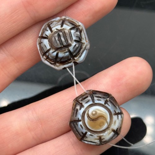 Бусина Дзи "603", агат, Инь-Янь, резная, люкс, размер ~20х13 мм, цена за 1 шт