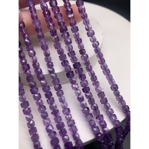 Каменные бусины, Аметист, кубик, в ювелирной огранке, 4х4 мм, длина нити 38 см