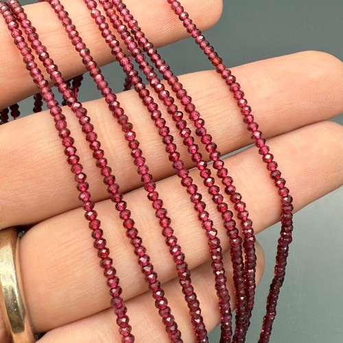 Каменные бусины, Гранат, огранка, рондель 2x1,5 мм. длина нити 38 см