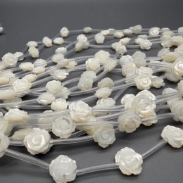 Каменные бусины, Перламутр, белый, розочки, двусторонние, 15 бусин на нити, 10 мм, длина нити 38 см