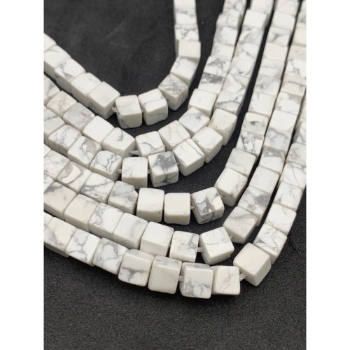 Каменные бусины, Говлит натуральный (т.н. Кахолонг), кубик гладкий, 6х6 мм, длина нити 38 см