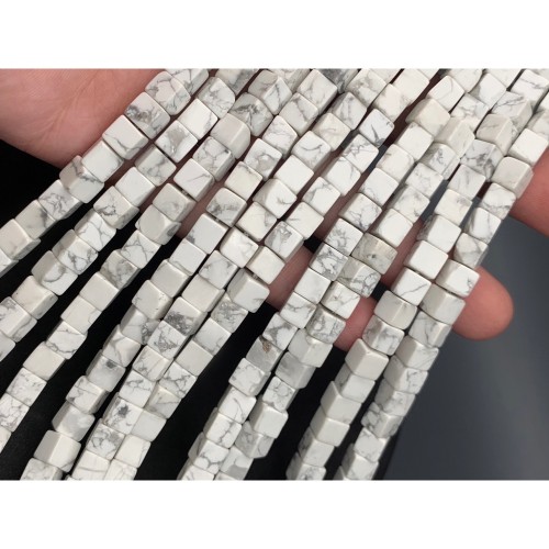 Каменные бусины, Говлит натуральный (т.н. Кахолонг), кубик гладкий, 6х6 мм, длина нити 38 см