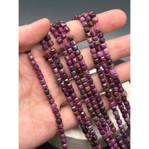 Каменные бусины, Рубин (Корунд), кубик, зеркальная огранка, 4-4,5 мм, длина нити 39 см