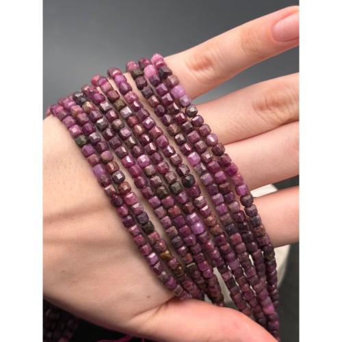 Каменные бусины, Рубин (Корунд), кубик, зеркальная огранка, 4-4,5 мм, длина нити 39 см