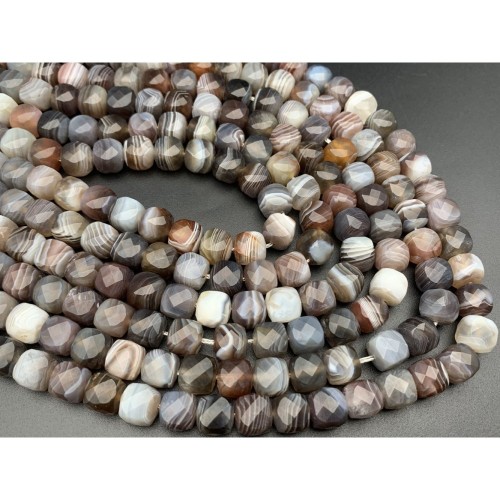 Каменные бусины, Агат Ботсвана, кубик в ювелирной огранке, 8,5х8,5 мм, длина нити 19 см