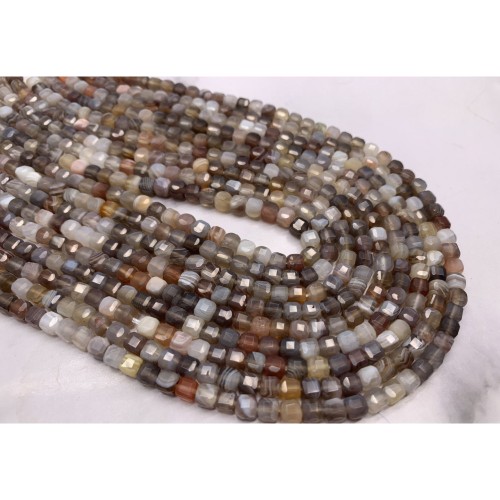 Каменные бусины, Агат Ботсвана, кубик, зеркальная огранка, 4х4 мм, длина нити 38 см