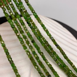 Каменные бусины, Хромдиопсид, кубик, в ювелирной огранке, 2,3х2,3 мм, длина нити 38 см
