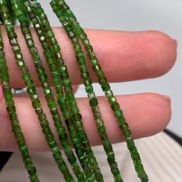 Каменные бусины, Хромдиопсид, кубик, в ювелирной огранке, 2,3х2,3 мм, длина нити 38 см