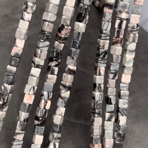 Каменные бусины, Яшма зебровая, кубик гладкий, 4х4 мм, длина нити 39 см