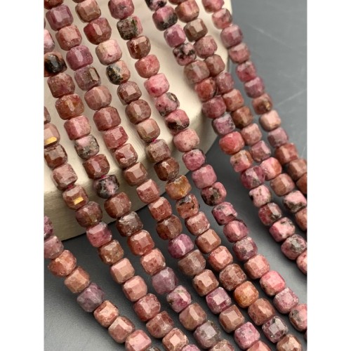 Каменные бусины, Родонит дендритовый, кубик, зеркальная огранка, 4х4 мм, длина нити 38 см