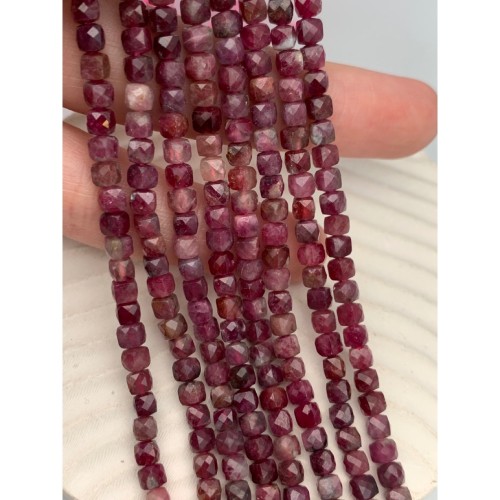 Каменные бусины, Турмалин, ярко розовый, Рубеллит, кубик огранка, 4х4 мм, длина нити 38 см