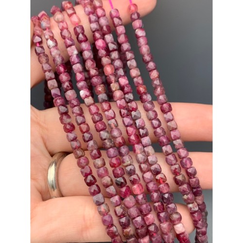 Каменные бусины, Турмалин, ярко розовый, Рубеллит, кубик огранка, 4х4 мм, длина нити 38 см
