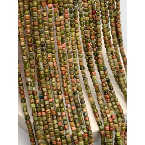 Каменные бусины, Унакит, кубик, зеркальная огранка, 2,3х2,3 мм, длина нити 38 см
