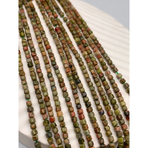 Каменные бусины, Унакит, кубик, зеркальная огранка, 2,3х2,3 мм, длина нити 38 см