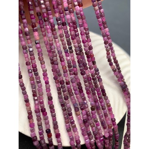 Каменные бусины, Рубин, кубик, зеркальная огранка, 2,5х2,5 мм, длина нити 38 см