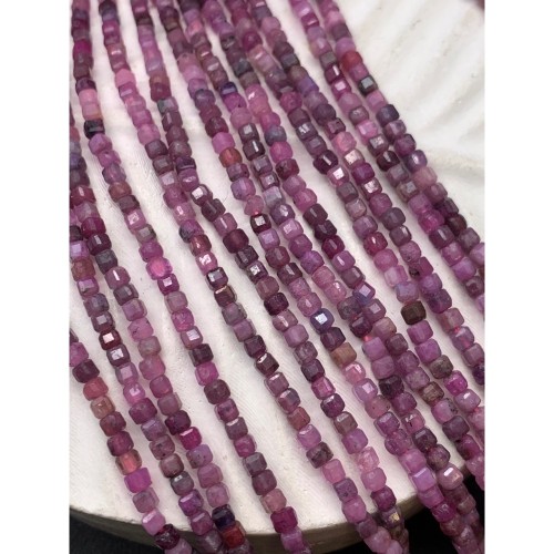 Каменные бусины, Рубин, кубик, зеркальная огранка, 2,5х2,5 мм, длина нити 38 см