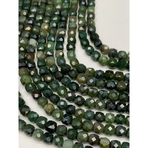 Каменные бусины, Нефрит зеленый, (Россия), кубик, огранка, 6,5х6,5 мм, длина нити 40 см