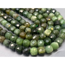 Каменные бусины, Нефрит зеленый, (Россия), кубик, огранка, 8,5 мм, длина нити 20 см