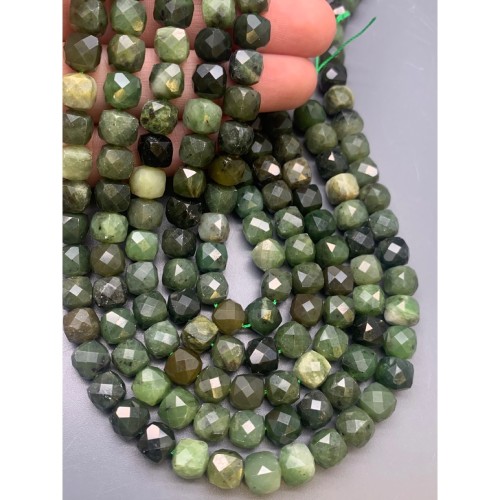 Каменные бусины, Нефрит зеленый, (Россия), кубик, огранка, 8,5 мм, длина нити 20 см