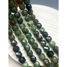 Каменные бусины, Нефрит зеленый, (Россия), кубик, огранка, 8,5 мм, длина нити 20 см