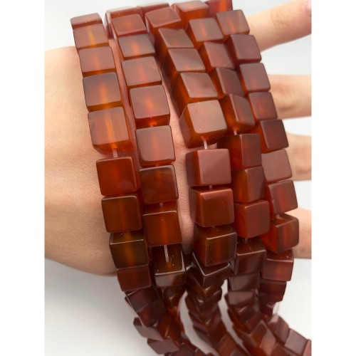 Каменные бусины, Сердолик (Карнеол), кубик гладкий, 10х10 мм, длина нити 39 см