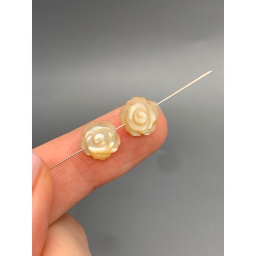 Каменные бусины, Перламутр, бежевый, розочки, двусторонние, размер 10 мм, цена за 1 бусину