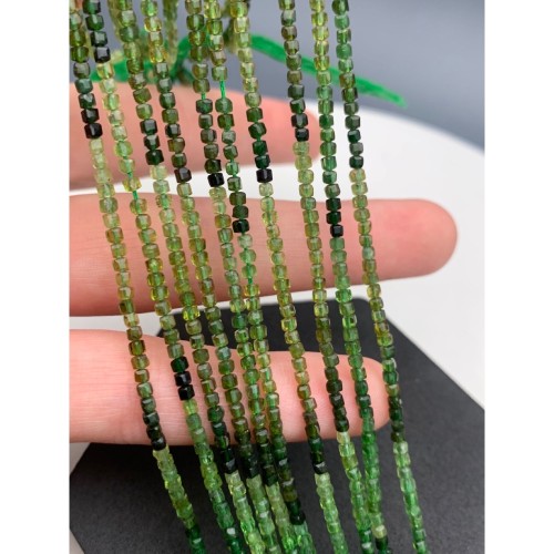 Каменные бусины, Турмалин, зеленый, люкс, кубик, зеркальная огранка, 2х2 мм, длина нити 32 см