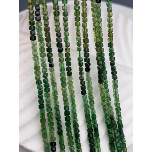 Каменные бусины, Турмалин, зеленый, люкс, кубик, зеркальная огранка, 2х2 мм, длина нити 32 см