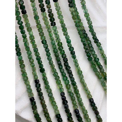 Каменные бусины, Турмалин, зеленый, люкс, кубик, зеркальная огранка, 2х2 мм, длина нити 32 см