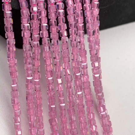 Каменные бусины, Цирконий кубический, (т.н Циркон), розовый кристалл, кубик зеркальная огранка, 2,5х2,5 мм, длина нити 38 см