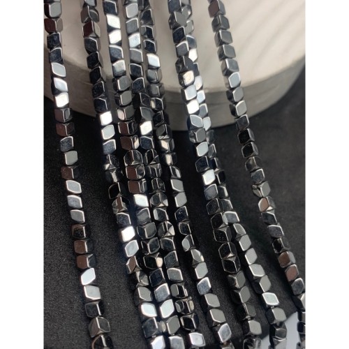 Каменные бусины, Гематит синтетический, пирамида, цвет серебро, размер 3х3 мм, длина нити 38 см