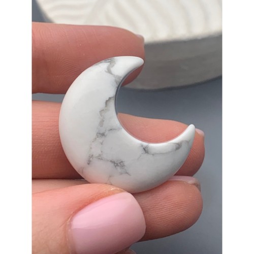 Сувенир, Говлит натуральный (т.н. Кахолонг), луна (месяц), размер 30 мм, цена за 1 шт.