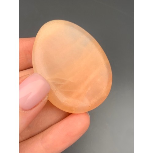 Сувенир, Олигоклаз, Солнечный камень, антистресс камень (Worry stone), размер 49х40 мм, толщина 7 мм, цена за 1 шт.