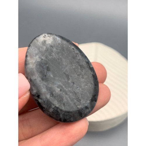 Сувенир, Ларвикит, ("Лаврикит", Норвежский лунный камень), антистресс камень (Worry stone), размер 49х40 мм, толщина 7 мм, цена за 1 шт.