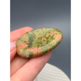 Сувенир, Унакит, антистресс камень, Worry stone, размер 49х40 мм, толщина 7 мм, цена за 1 шт.