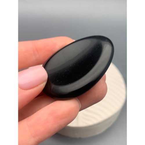 Сувенир, Агат черный, (Оникс), антистресс камень (Worry stone), размер 49х40 мм, толщина 7 мм, цена за 1 шт.