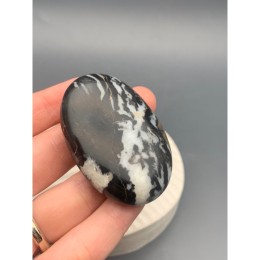 Сувенир, Яшма зебровая, антистресс камень, Worry stone, овальный, размер 60х40 мм, толщина 20 мм, цена за 1 шт.
