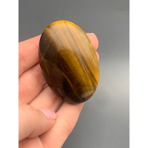 Сувенир, Тигровый глаз, антистресс камень (Worry stone), овальный, размер 60х40 мм, толщина 20 мм, цена за 1 шт.