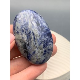 Сувенир, Содалит, антистресс камень, Worry stone, овальный, размер 60х40 мм, толщина 20 мм, цена за 1 шт.