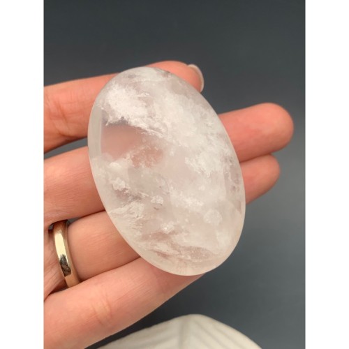 Сувенир, Горный хрусталь, Кварц, антистресс камень (Worry stone), овальный, размер 60х40 мм, толщина 20 мм, цена за 1 шт.