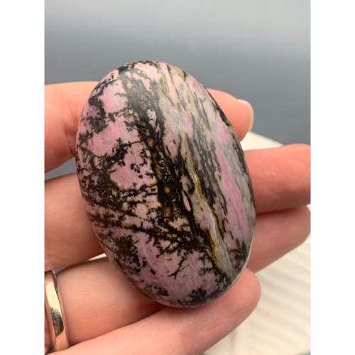 Сувенир, Родонит дендритовый, антистресс камень (Worry stone), овальный, размер 60х40 мм, толщина 20 мм, цена за 1 шт.