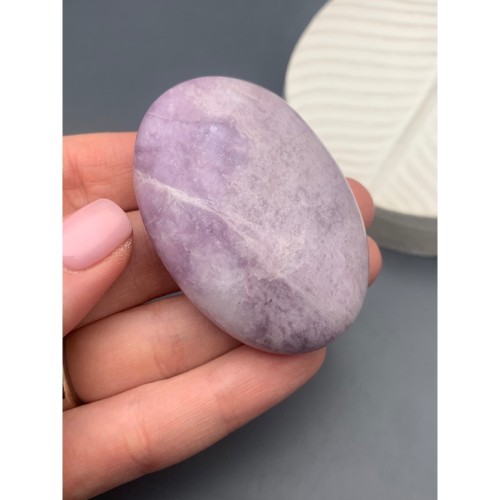Сувенир, Лепидолит, антистресс камень, Worry stone, овальный, размер 60х40 мм, толщина 20 мм, цена за 1 шт.