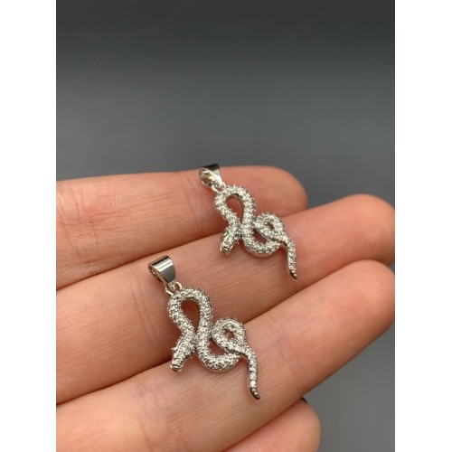 Подвеска, змея, со стразами(цирконами), латунь, цвет серебро/родий, размер 25х13 мм